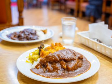 【熱海グルメ】77年の歴史を持つ老舗洋食レストランで絶品すぎる「カツカレー」を味わう