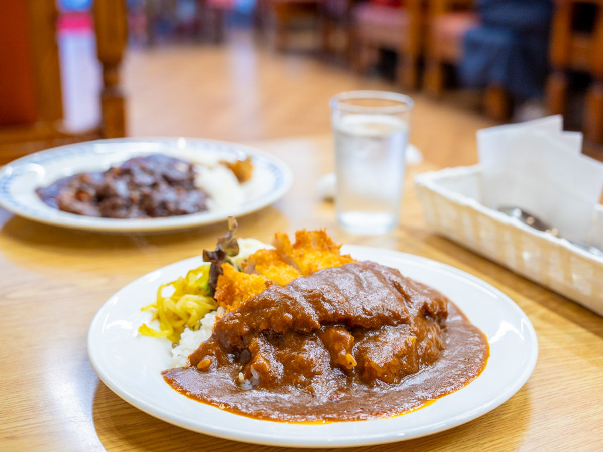 (手前)「カツカレー」1150円、(奥)「ハヤシライス」1150円