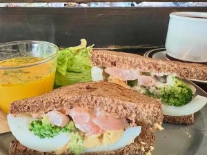 訪れた日に注文したサンドイッチのランチ 1320円