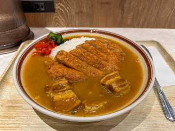 【新宿グルメ】紀伊國屋書店に復活した名物スタンドカレー『モンスナック』の絶品「元祖しゃばしゃばカレー」の魅力とは