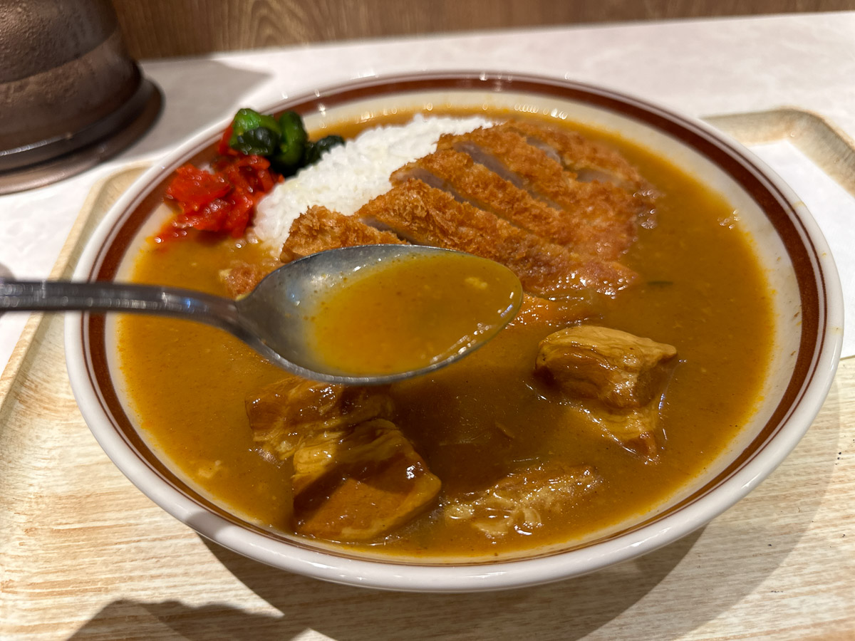 モンスナックのカレーは創業当時、一般的でなかったスープ状のしゃばしゃばしたカレールーで人気を博し、あっという間に紀伊國屋名物に