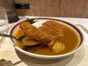 ロースカツとしゃばしゃばカレーの相性は最高！［食楽web］