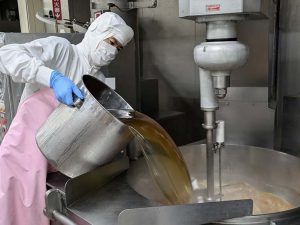 担仔麺のスープに注がれるのは干し椎茸の戻し汁。全体の半量以上を占める