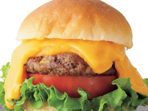 『The Cheese Burger ESSEN』の「インカのめざめのはみ出るポテトチーズバーガー」1458円。提供：10月16日～22日、各日50食限定