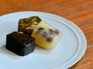 手前から時計回りに「加賀紅茶味」「加賀棒茶味」「白い珈琲味」