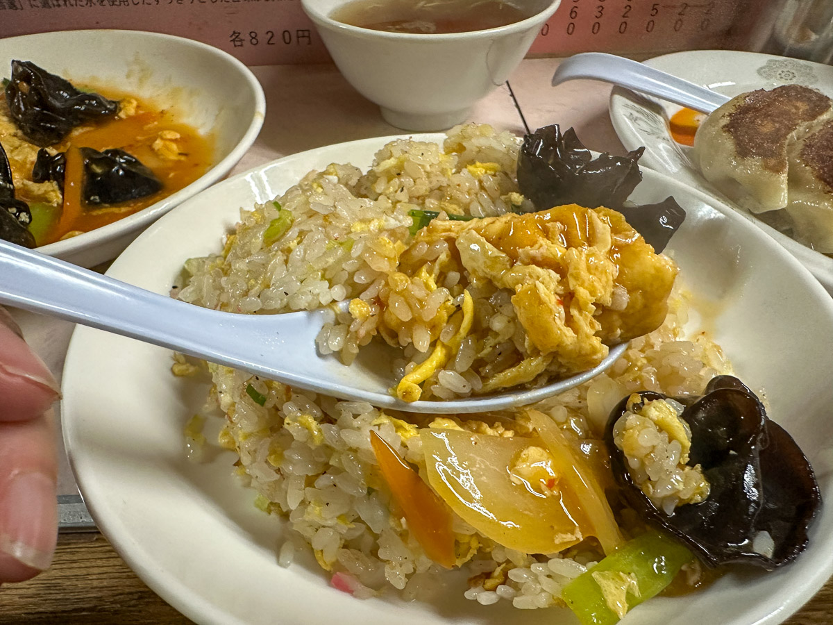 チャーハンに「木耳と玉子炒め」をかけたら、最高です!