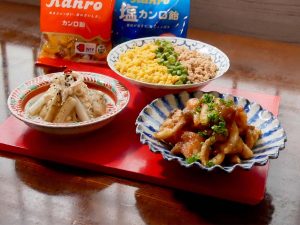 キャプ）カンロ飴×賛否両論のコラボレシピによるメニュー（写真左から時計回りに）「たたきごぼうとえのきの甘酢漬け」「鶏そぼろ三食丼」「鶏とレンコンとしめじの甘ダレがらめ」