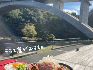 秋シーズンはテラス席が断然オススメ。新鮮な空気、川と森に囲まれていただく地の料理は格別に美味
