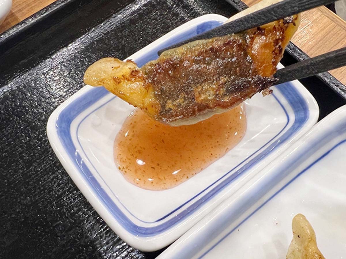 限定で添付される専用ソースの梅しそとの相性抜群 [食楽web]