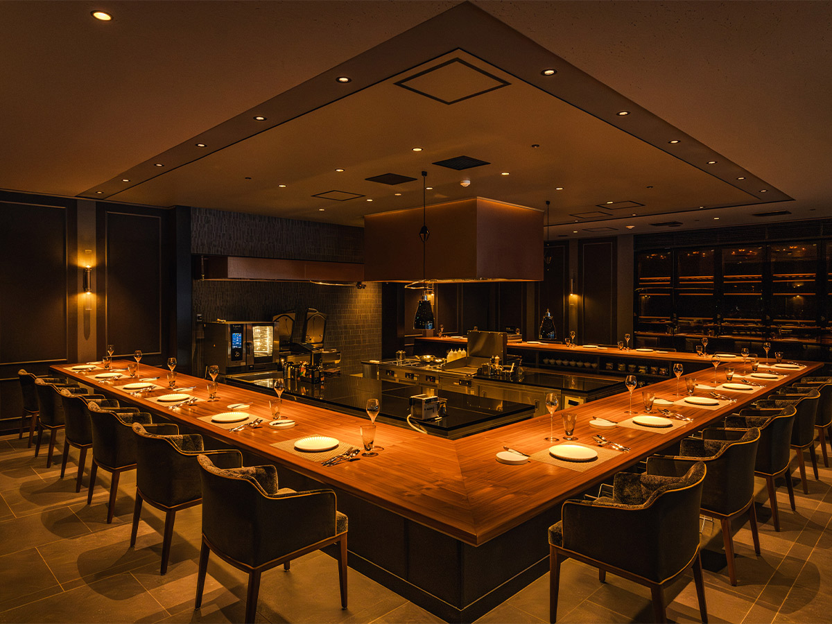 『LES CINQ SENS(レサンクサンス)』の内観。店名はフランス語で“五感”という意味