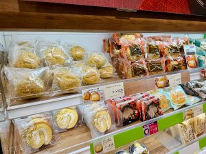 通常のチルド棚にはダブルシュークリームも ［食楽web］