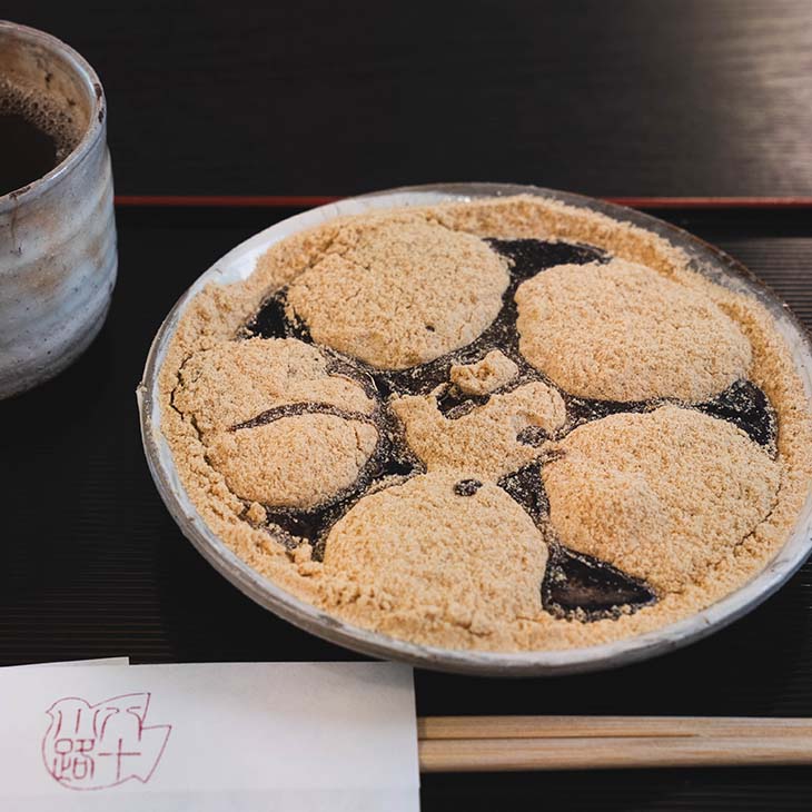 「本わらび餅(ほうじ茶付き)」800円