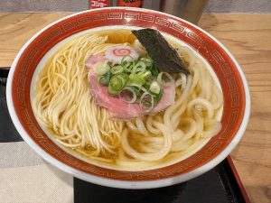 【新宿グルメ】大谷翔平もびっくり！ラーメンとうどんが同時に楽しめる『ねいろ屋』の“二刀流ラーメン”とは？