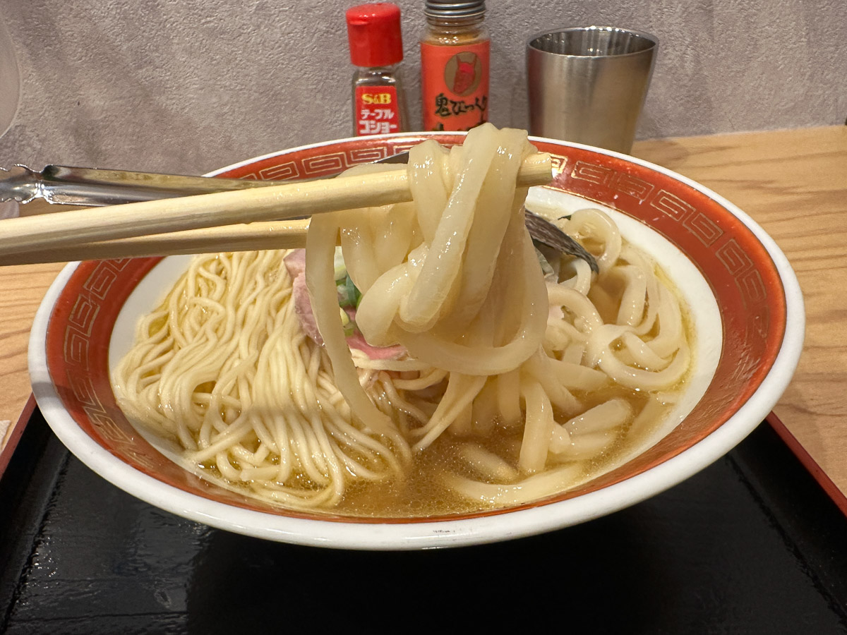讃岐うどんの本場・香川のうどん職人・村川総さんの純手打ちうどんを使用