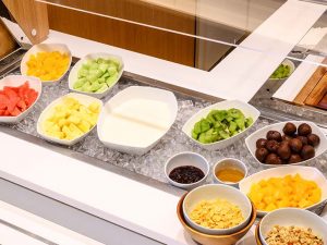 カットフルーツも種類豊富で新鮮 ［食楽web］
