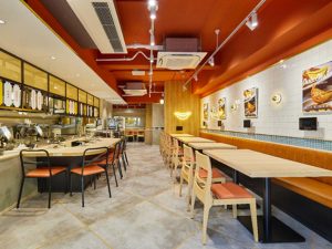 広々とした『大阪王将 神保町店』の店内　［食楽web］