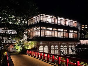 アニメ「千と千尋の神隠し」の“油屋”のモデルのひとつとして有名な『積善館』