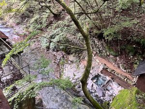 2階の部屋から眺める、渓流沿いの秘湯