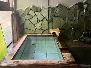 目が覚めやらぬうちに浸る朝風呂（内風呂）も最高です