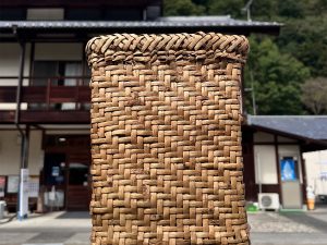 中之条にある道の駅「霊山たけやま」で手に入れたクルミの樹皮のカゴ