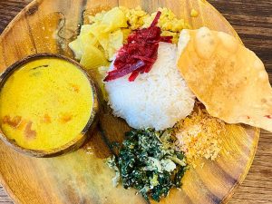 「スリランカプレート」主菜、副菜、デザート付きで1400円