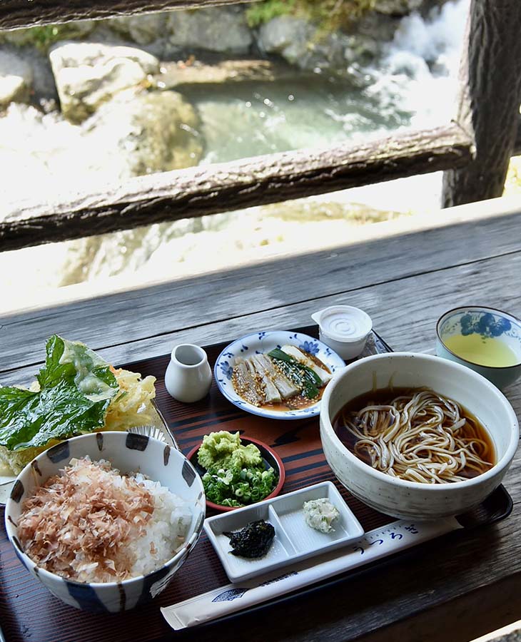「うつろぎ定食」1250円。天ぷらは季節で内容が変わります