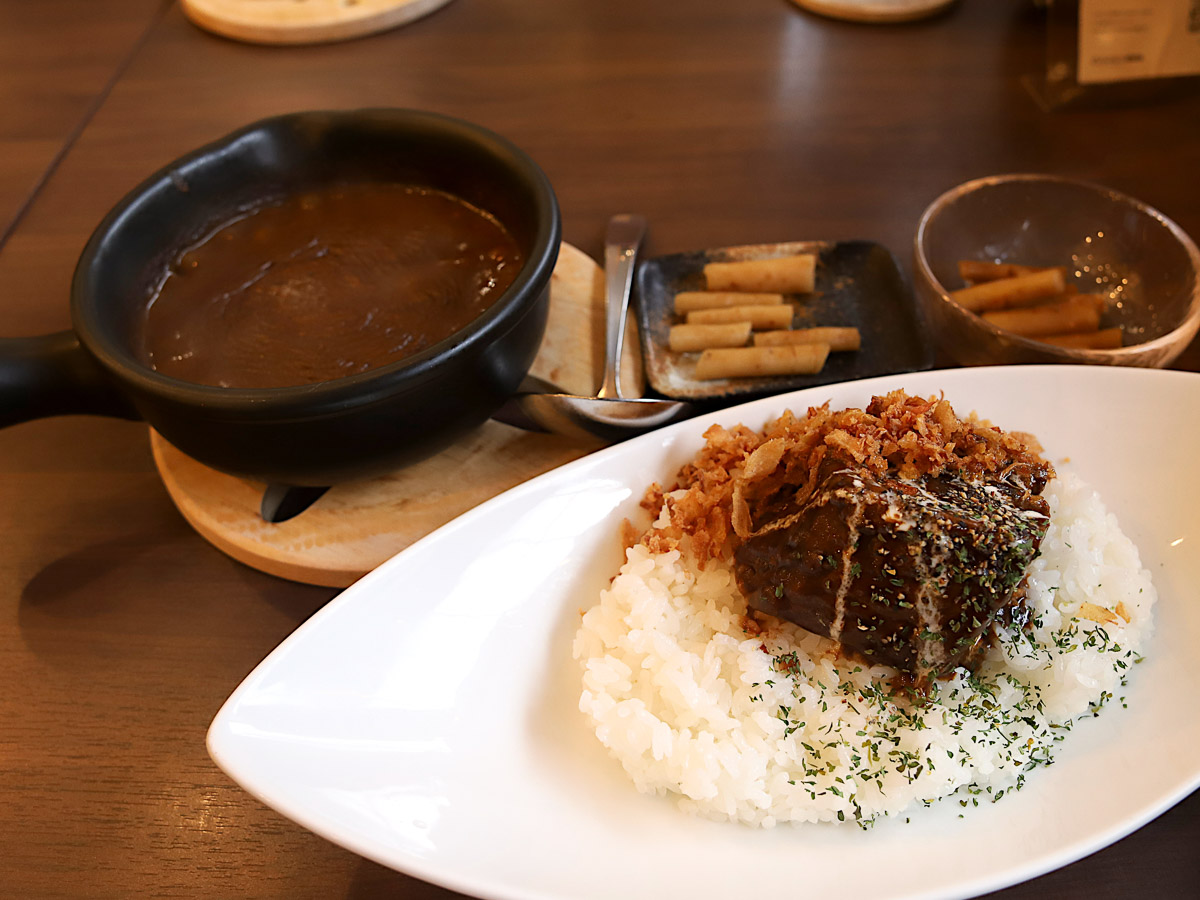 「牛バラ肉のデミグラス煮込みカレー」+「里ごぼうの漬物」(1680円)。デフォルトだと里ごぼうは3本付いてくる