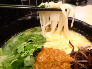 全スープのベースとなっている「クリア」（650円）。あっさりした優しい風味がじんわりと胃にしみこんでいく［食楽web］