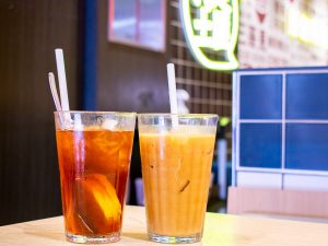 輪切りレモンたっぷりの「香港レモンティー」や「香港鴛鴦（えんおう）茶（コーヒーと紅茶をブレンドしたドリンク）」をお供に楽しむのが香港流（ともに330円）。アルコールメニューや一品料理（シグネチャーフード）もある