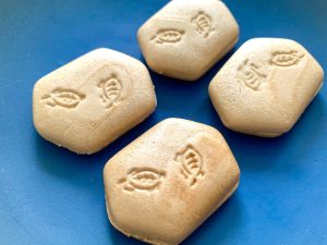 手前が「はつかり醤油最中」。皮が少し茶色みがあり、おこげのように香ばしい香りがする