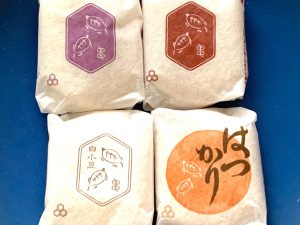 「最中」。こし餡（左上／108円）、つぶ餡（右上／108円）、白小豆（左下／130円）、「はつかり最中」（右下／119円 ※餡はつぶ餡）