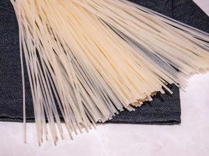 香港の譚仔三哥で作られた本国と同じオリジナル乾麺を使用。一般的な米線（ミーシェン）は中華食材専門店でも販売されていることがある