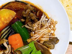 「さつまいもとたっぷりきのこのスープカレー」1600円　※10月31日〜11月10日限定 ［食楽web］