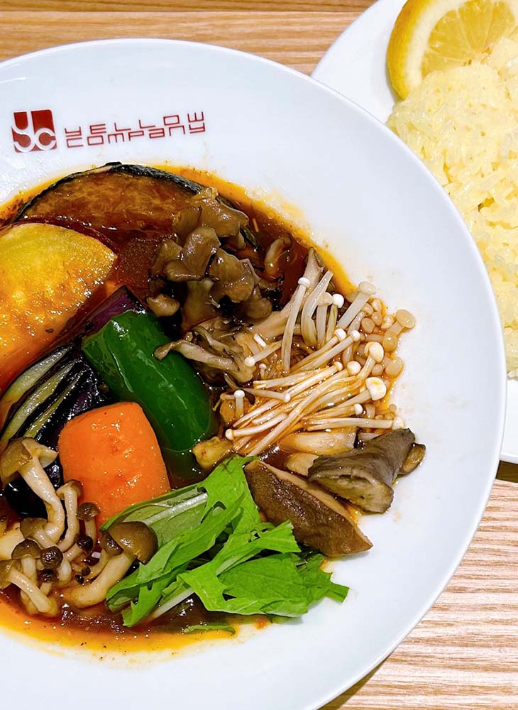 「さつまいもとたっぷりきのこのスープカレー」1600円　※10月31日〜11月10日限定 ［食楽web］