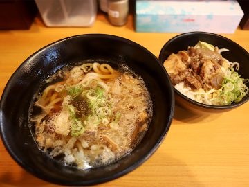 ●大阪の名物料理「かすうどん」。この料理の発祥店である『加寿屋 藤井寺本店（かすうどん KASUYA）』で実食してきた！