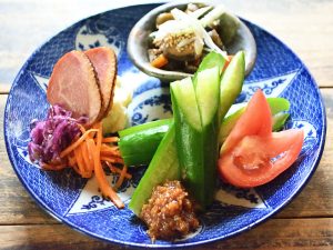 季節の食材を取り入れた「てづくりおばんざいの盛り合わせ」。この日は一番上から「かつおの佃煮」「冷やしトマト」「青柚味噌きゅうり」「炙り鴨肉とポテトサラダ」