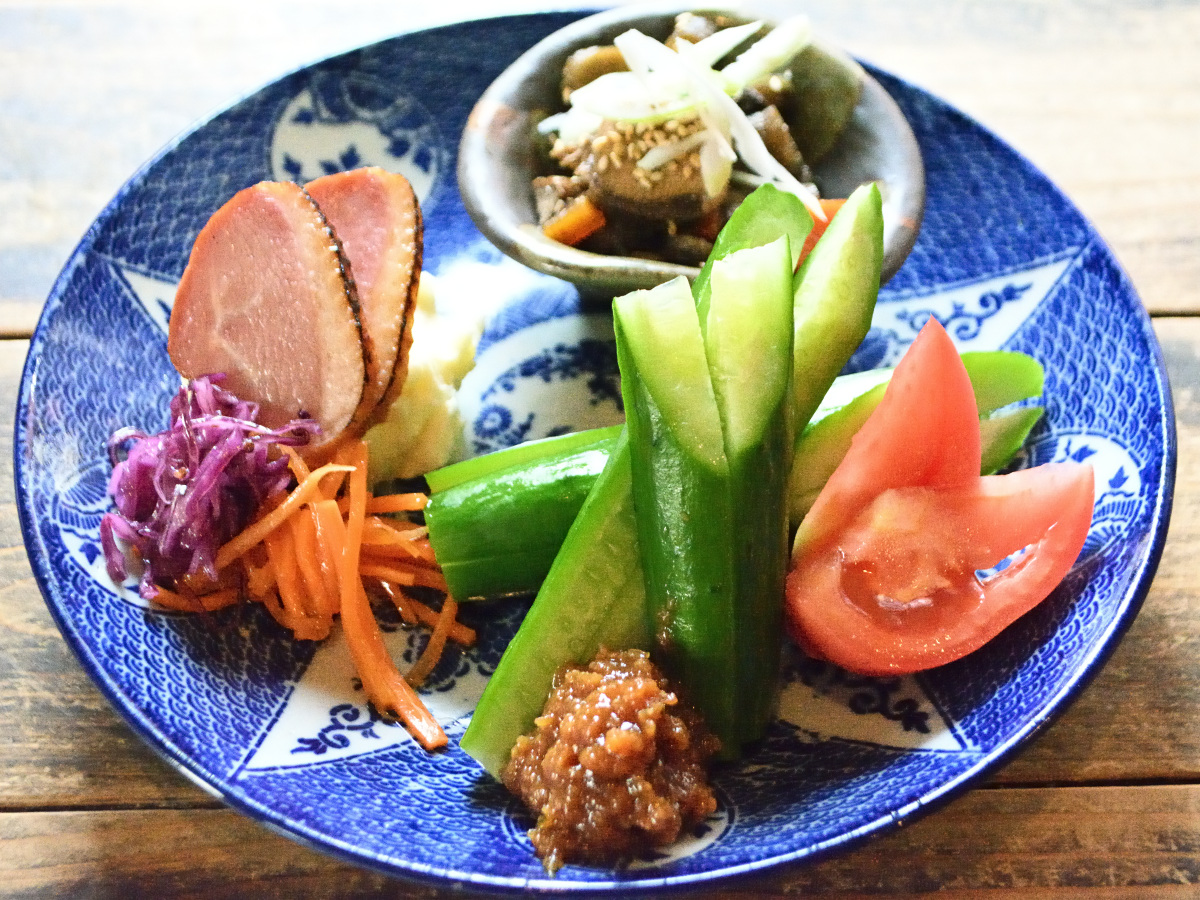 季節の食材を取り入れた「てづくりおばんざいの盛り合わせ」。この日は一番上から「かつおの佃煮」「冷やしトマト」「青柚味噌きゅうり」「炙り鴨肉とポテトサラダ」