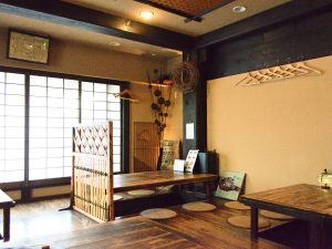 宮大工作りの店内