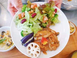 話題のスーパー『サカガミ』の社員食堂に潜入! 月に一度の「一般公開Day」で味わった