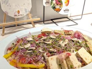 「Spice Up Your Morning 〜大地からの贈り物 未来へつなぐ収穫菜〜」を開催中。写真は、大好評の「冷製豆腐ステーキ」