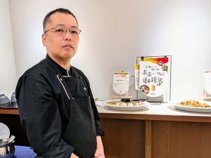 人気の朝食ビュッフェの指揮を執る料理長●●●さん