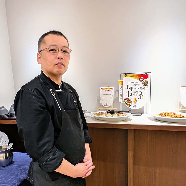 人気の朝食ビュッフェの指揮を執る料理長●●●さん