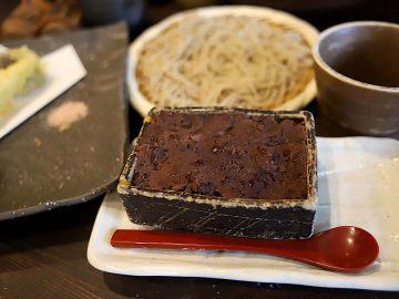 大阪のビジネス街の意外な名物！お蕎麦屋さんで人気のおいしい和菓子の正体は四角いおはぎ【和菓子に恋して】