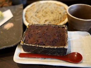 四角い容器にあんこの甘味というあまり見慣れない組み合わせ