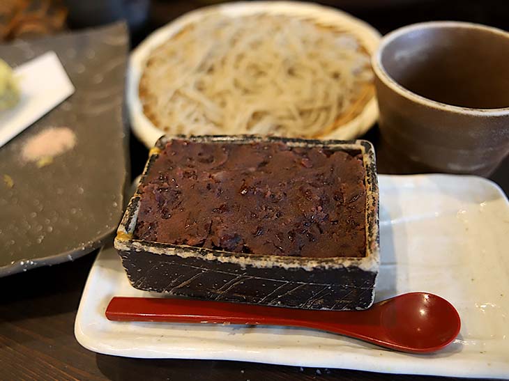 四角い容器にあんこの甘味というあまり見慣れない組み合わせ