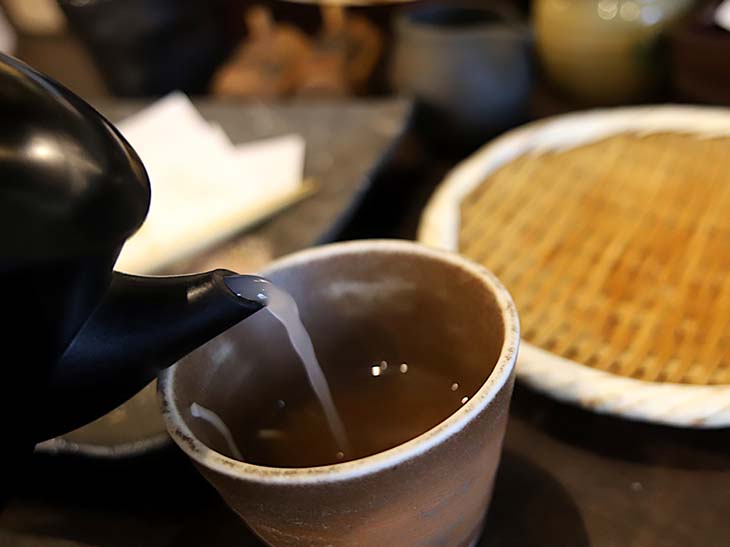お蕎麦屋さんで食後の定番といえば蕎麦湯だけど甘味との相性は?