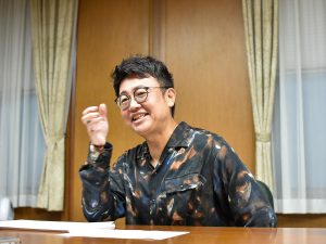 ツッコミだけでなく文章力を絶賛する声多数。雑誌「波」での連載時からSNSで話題に。