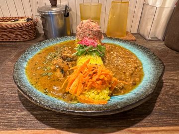 カレーマニアも絶賛！新宿の路地裏に潜む名店『スパイシーカリーハウス半月』の２種盛りカレーがウマい理由