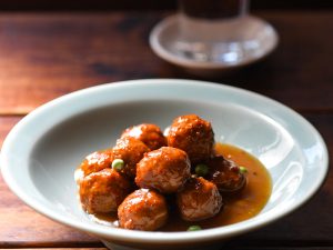 純正ラードで香ばしくジューシーに素揚げした「肉だんご」。米酢を利かせた甘酢餡がキリっと味を引き締める、酒もすすむ味わい