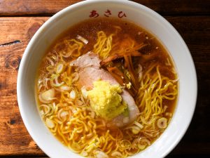 たっぷりのおろしショウガの辛味と香りがスープに奥行きを与える「しょうがそば」。隆一さんがおすすめする塩味でも注文可能